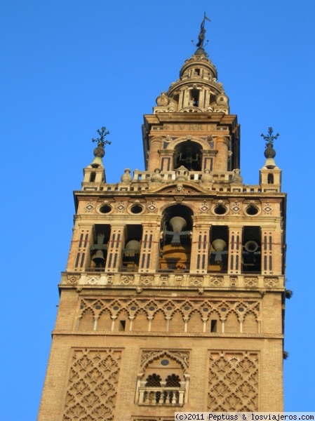 La Giralda de Sevilla
La Giralda, con sus 97,5 m de altura (101 m incluido el giraldillo), fue durante siglos la torre más alta de España y actualmente lo sigue siendo de la ciudad, así como una de las construcciones más famosas de toda Andalucía. En 1987 integró la lista del Patrimonio de la Humanidad.
