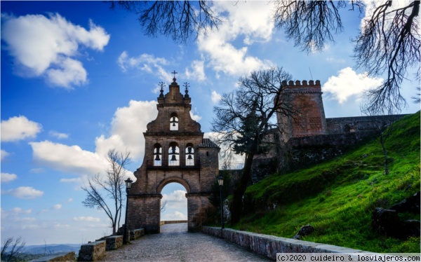 castillo de Aracena
entrada al castillo de Aracena desde donde podrás obtener unas vistas del pueblo preciosas.
