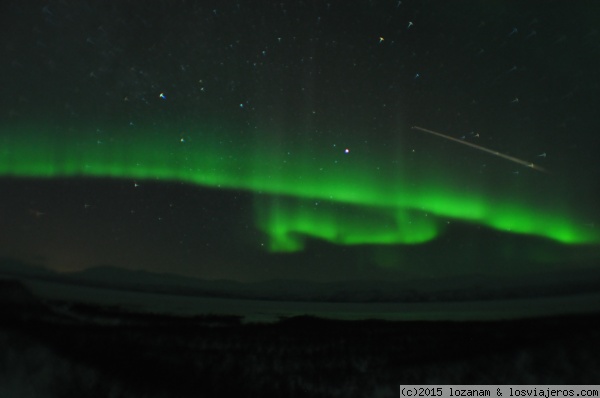 Aurora boreal con estrella fugaz
Justo cuando estábamos el aurora team (grupo de amigos) a 22 grados bajo cero en Kiruna (Suecia), más allá del Círculo Polar, intentando fotografiar la aurora espectacular que se cernía sobre nosotros, pasó una estrella fugaz... gran momento
