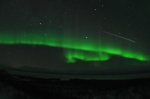 Aurora boreal con estrella fugaz