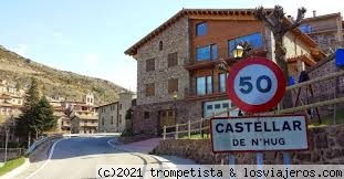 Castellar d´hug
Castellar de n’Hug es un pequeño pueblo de la comarca del Berguedà,( Catalunya ) conocido por ser dónde está el origen del río Llobregat: Las Fonts del Llobregat.

