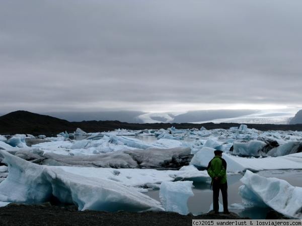 Jökulsárlón (mayor y más conocido lago glaciar de Islandia)
Una de sus características más llamativas es que se encuentra lleno de icebergs, que se desprenden de la lengua del glaciar Breiðamerkurjökull. Esto hace de Jökulsárlón probablemente el lugar del mundo en el que es más sencillo para acceder a un iceberg
