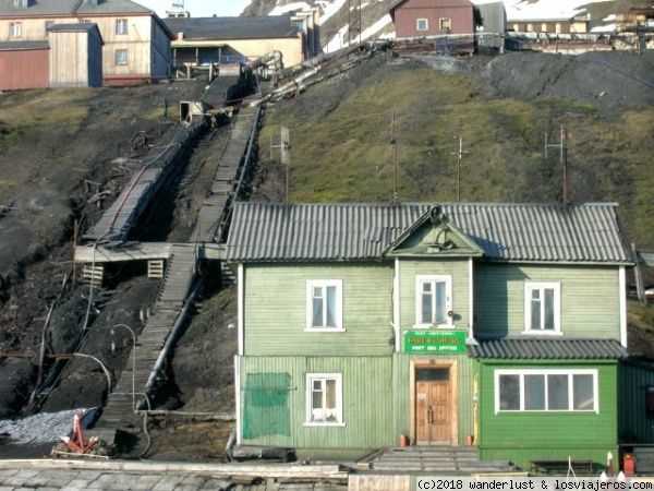 Barentsburg, enclave minero en Svalbard.
Barentsburg es un enclave que bajo soberanía noruega fue vendido en 1.920 a los rusos para que explotaran las minas de carbón.
