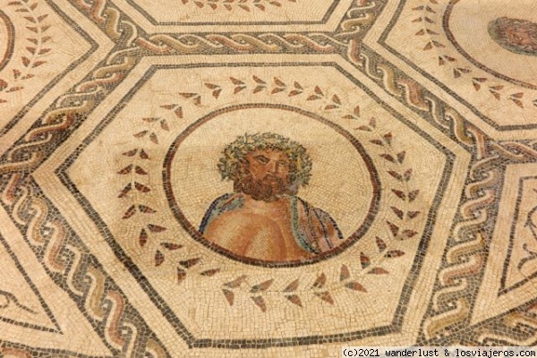 Júpiter, detalle de mosaico
La casa del Planetario recibe su nombre de los mosaicos en los que se ven las divinidades planetarias que en el calendario romano nombran a cada uno de los días de la semana. El jueves, 5º día de la semana romana, recibía el nombre de día de Júpiter.
