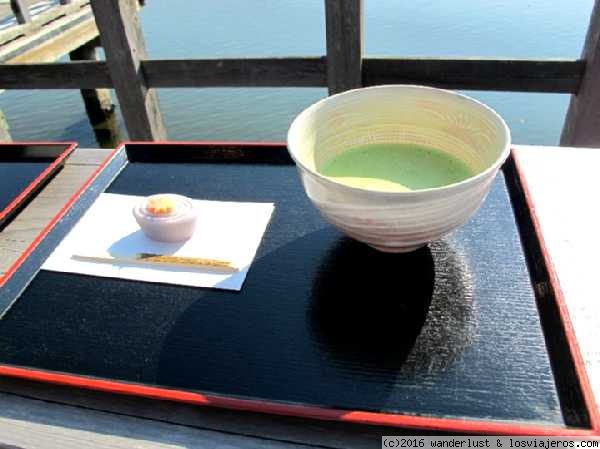 Tomar el Té en Japón
La ceremonia japonesa del té es una forma ritual de preparar té verde o matcha, influenciada por el budismo zen, sirviéndose a un pequeño grupo de invitados en un entorno tranquilo. Es una manifestación significativa de la historia y la cultura japonesa tradicional.
