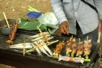 Brochetas de Pescado y Ranas Rellenas en un puesto de la carretera, Camboya.
gastronomía, comida, ranas rellenas