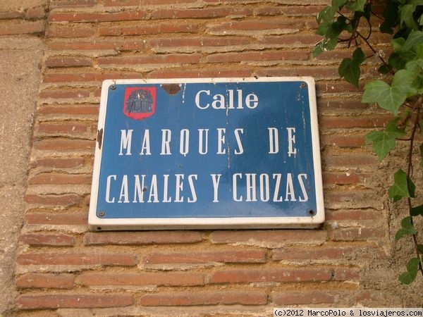 Rótulo de la calle del Marqués de Canales y Chozas en Ávila
A veces la conjunción de títulos conforman este curioso nombre de una calle de Ávila
