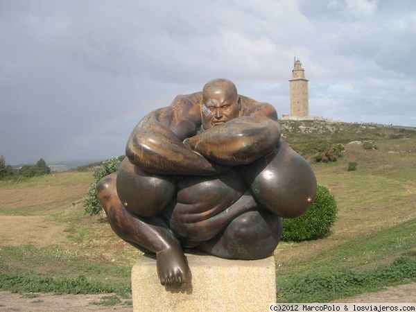 El guardián Torre de Hércules
Una de las muchas esculturas que rodean a la torre de Hércules coruñesa. Obra del escultor orensano Ramón Conde
