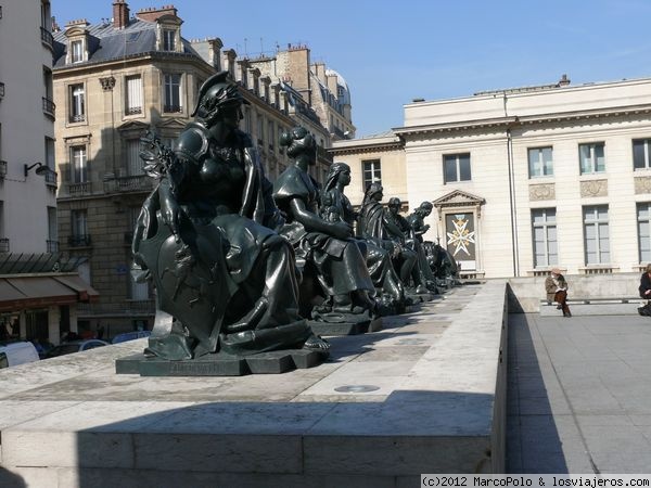 Los 6 continentes - Exterior Museo d'Orsay
Antes de entrar en el Museo d'Orsay ya nos encontramos con el arte en forma de esculturas. Esta representa los 6 continentes. ¿Los 6? Claro, Mathurin Moreau representó América dividida en dos, la del Norte y la del Sur. Quizás representó lo que ocurre en la práctica
