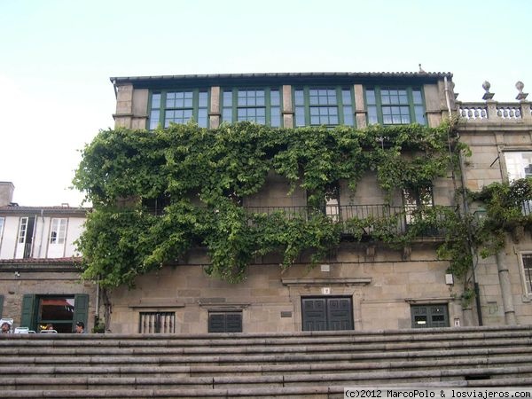 Casa de la Pl Quintana en Santiago de Compostela
Una curiosa casa en la misma plaza Quintana de Santiago de Compostela. La vegetación puede aquí con las piedras.
