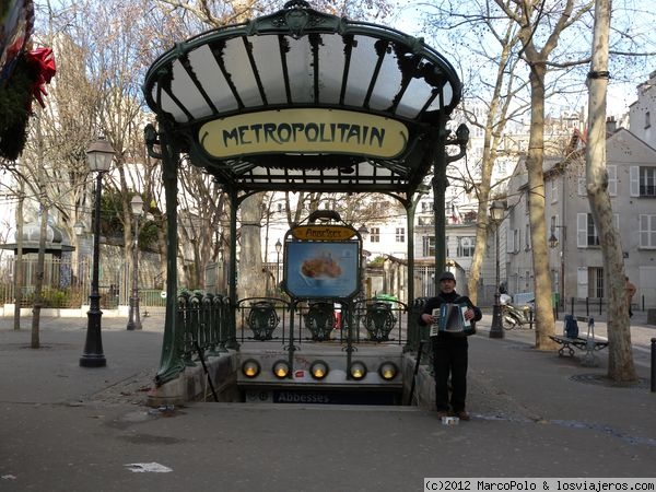 Marquesina del metro de Abbesses
En París el metro tiene a veces marquesinas que llaman la atención. Esta de Abbesses con acordeonista incluido es de las mas llamativas
