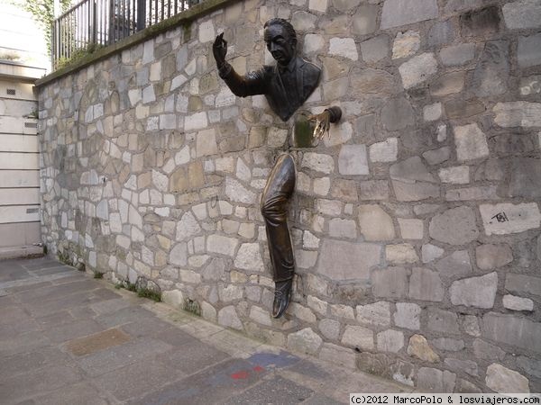 Passe murailles
En rue Norvins, en Montmartre, nos encontraremos con el Passe-Murailles, curiosa escultura de una persona saliendo de un muro realizada por el actor Jean Marais basada en una novela de Marcel Aymé.
