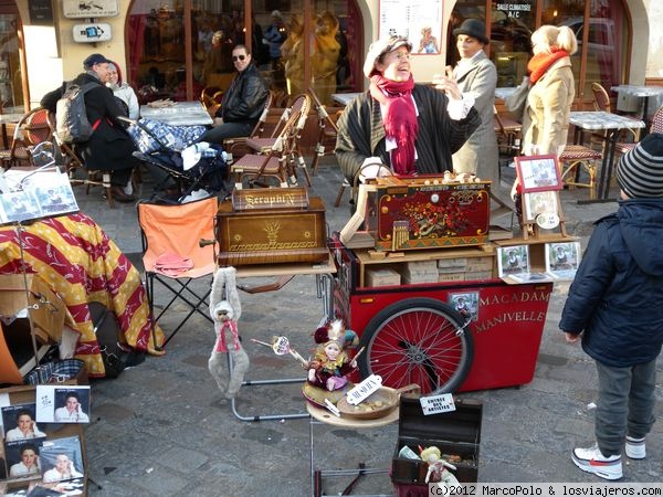 Artista callejero en Montmartre
En Montmartre no solo hay pintores y caricaturistas. También hay quien toca una especie de pianola y canta.
