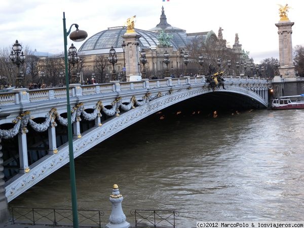 Puente de Alejandro III
El puente más aparente de París tiene como fondo el Gran Palias.
