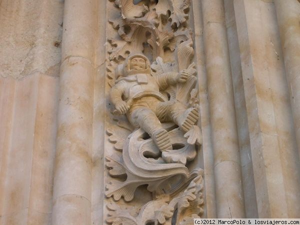 el Astronauta de la Catedral de Salamanca
Uno de los casos en que los restauaradores dejan su firma. Aquí en la restauración que se hizo en 1992. Lo divertido es buscarlo y encontrarlo. Como la rana de la Universidad.
