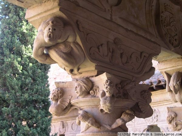 Capitel del claustro del convento Sta Mª de las Dueñas en Salamanca
Se puede comprobar lo curioso de las figuras que aparecen en el capitel. Es solo un ejemplo del que hay muchos en el claustro.
