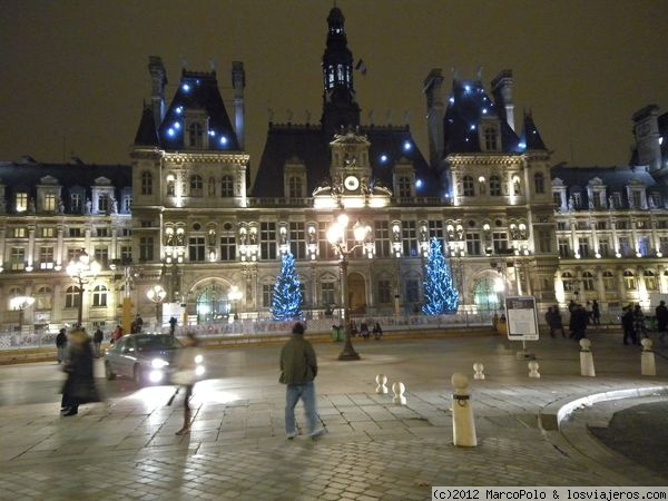 Hôtel de Ville en Navidad
Quienes pasen por París en Navidad no deben dejar de pasar por la noche por el Hôtel de Ville ya que presenta una imágen como ésta
