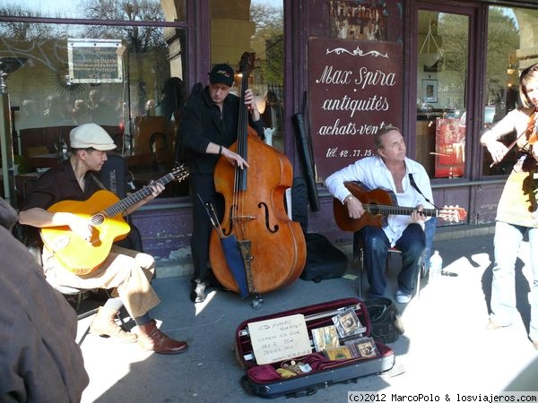 Músicos en la Plaza de los Vosgos
No es ni mucho menos una excepción encontrar en la plaza de los Vosgos animaciones diversas. Nosotros nos encontramos con este pequeño conjunto que tocaba de maravilla.
