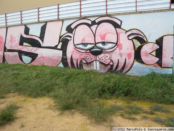 Grafitti en Murcia
En un campo de fútbol abandonado de la pedanía de El Palmar en Murcia nos topamos con las paredes llenas de muy aparentes grafittis. El arte no solo está en los museos.
