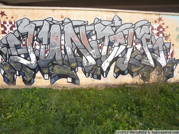 Grafitti en Murcia
En un campo de fútbol abandonado de la pedanía de El Palmar en Murcia nos topamos con las paredes llenas de muy aparentes grafittis. El arte no solo está en los museos.
