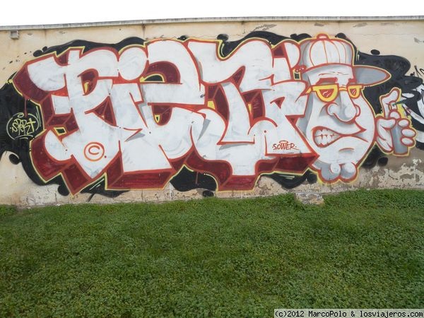 Grafitti en Murcia
En un campo de fútbol abandonado de la pedanía de El Palmar en Murcia nos topamos con las paredes llenas de muy aparentes grafittis. El arte no solo está en los museos.
