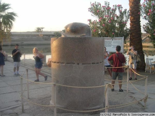 Escarabajo sagrado de Karnak
El escarabajo constituía un amuleto desde la antigüedad. A los turistas nos colocaron uno para conseguir deseos dando vueltas a su alrededor.
