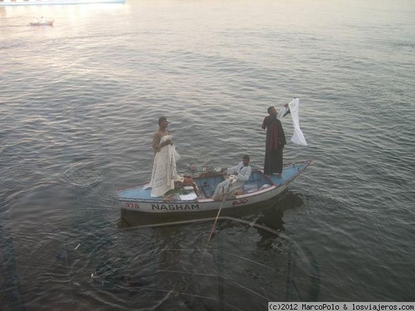 Venta fluvial en el Nilo
Curioso sistema de venta en el Nilo. Desde las barquitas se lanzan las compras a los barcos que hacen cruceros y se lanza el dinero desde el barco a la barquita. Increible
