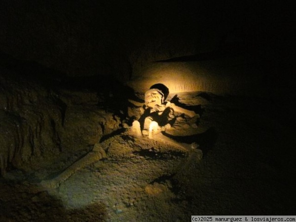 La Doncella de Cristal
El esqueleto calcificado completo, posiblemente de una mujer, se conserva en la parte final de la Cueva ATM, como expresión máxima de los sacrificios ofrecidos a sus dioses por los mayas
