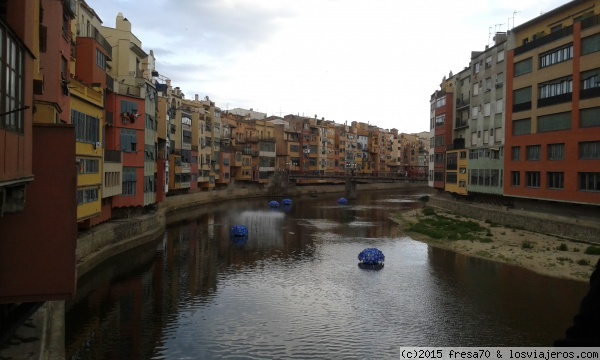 El rio adornado con flores - Girona
vista de Girona, desde uno de los puentes en la semana de las flores
