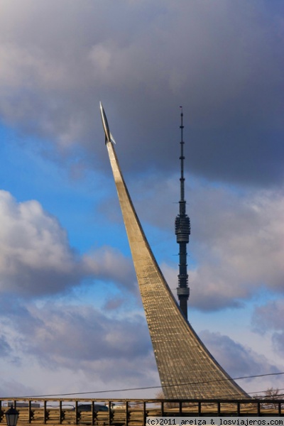 Monumento a los cosmonautas.
Al fondo está la torre Ostankino, de 500 metros de altura.
