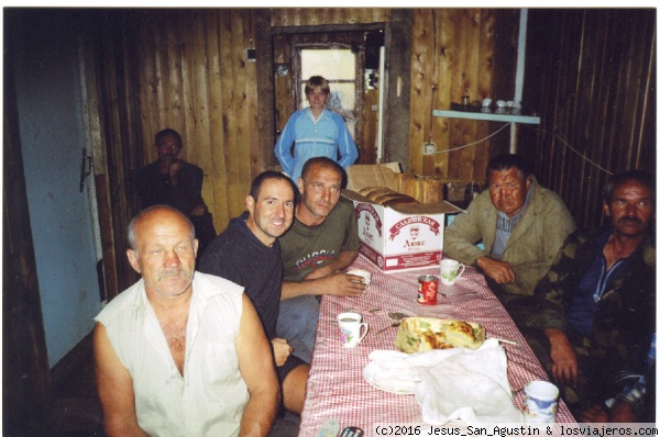 Rusia . Siberia .
Rusia . Siberia . Trabajadores de la carretera , alrededor de 130 km antes de Khabarovsk. 
Una noche pase con estas personas en el largo viaje en solitario desde España a Japon.
Buena gente , no entendia mucho lo que hablaban pero era buena gente , para lo que te puedes cruzar.. Gracias ! Spasibo !♥
