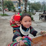 Niñas pidiendo/vendiendo en Sapa