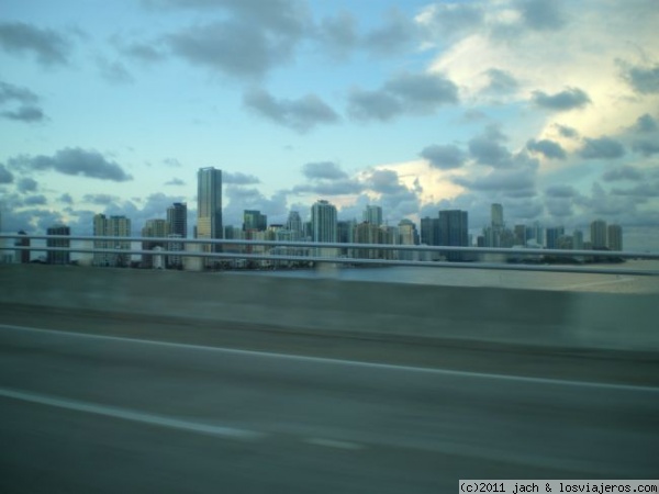 MIAMI A 120KMH
vistas de la zona financiera de miami desde el coche, pasando por uno de sus muchos puentes.
