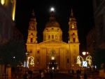 luna sobre iglesia budapest