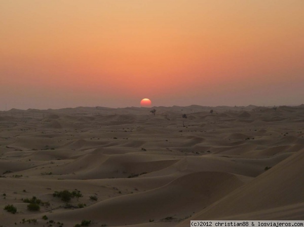 Puesta de Sol desierto Abu Dhabi
Puesta de Sol en el desierto Abu Dhabi
