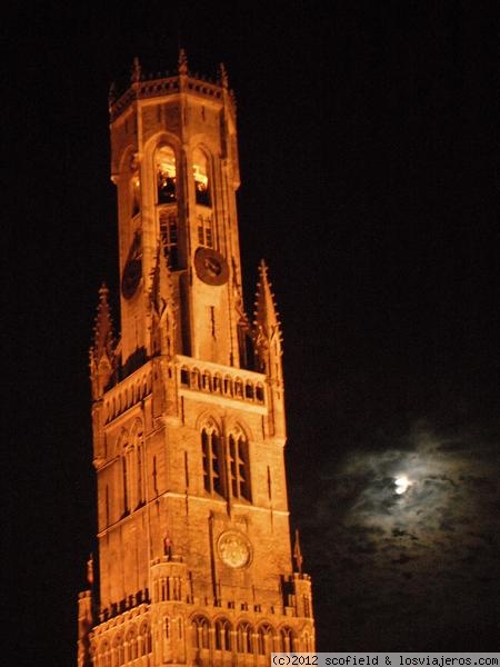 Belfort de Brujas
Torre Belfort en una tenebrosa noche 