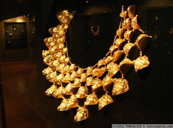 TUMBAS REALES
PECTORAL DE ORO ENCONTRADO EN LA TUMBA DEL SEÑOR DE SIPAN - MUSEO TUMBAS REALES - LAMBAYEQUE - PERU
