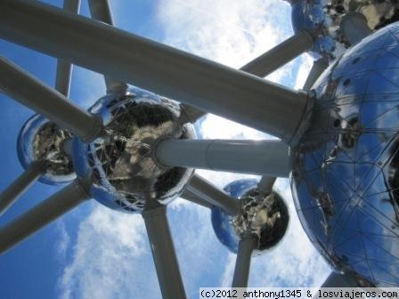 Atomium, Bruselas
Esferas metálicas del Atomium desde abajo
