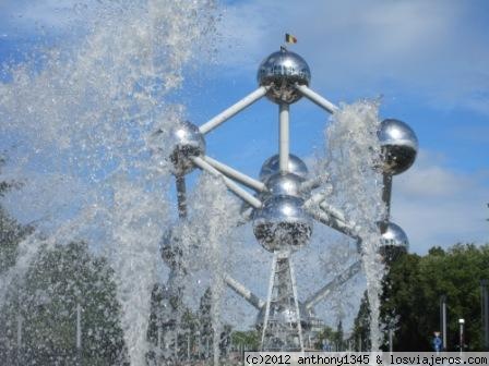 Atomium, Bruselas
Vista del Atomium a través de una fuente
