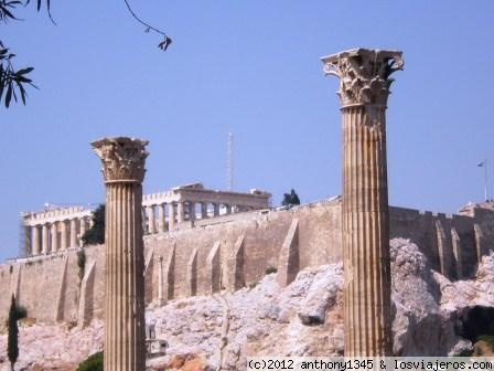 Olimpeion, Atenas
Vista de dos de las gigantescas columnas del templo de Zeus Olímpico, en Atenas. Al fondo, la Acrópolis
