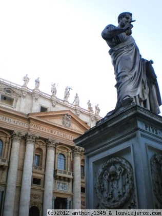 Basílica de San Pedro, Roma
Fachada de la basílica de San Pedro del Vaticano, con el balcón por el que aparece el Papa, y una de las estatuas frente a las escalinatas
