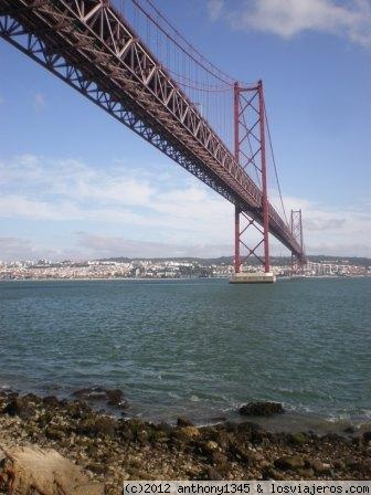 Puente 25 de Abril
Vista del Puente 25 de Abril de Lisboa desde la misma orilla del Tajo de la parte de Almada
