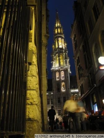 Hotel de Ville de Bruselas
Imagen nocturna de la torre gótica del Ayuntamiento de Bruselas, en la Grand Place
