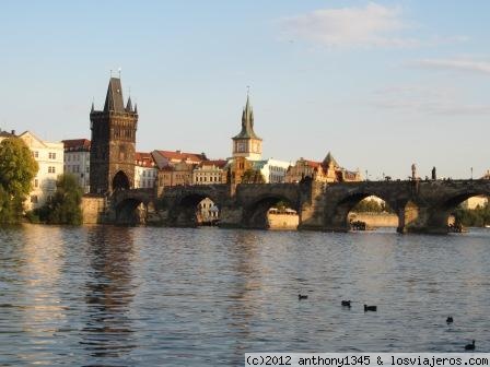 El puente Carlos, Praga
El Moldava a su paso por Praga, bajo los arcos del Puente Carlos al atardecer
