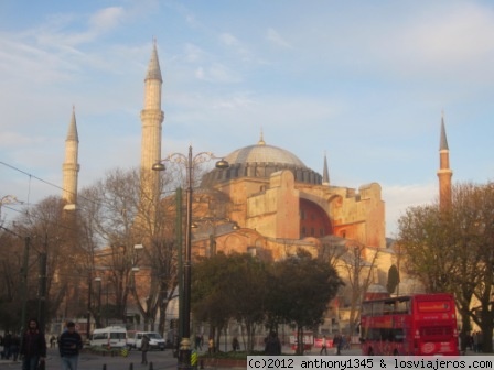 Aya Sofia, Estambul
Exterior de la basílica de Santa Sofía de Constantinopla, terminada en 537. Los cuatro minaretes, los contrafuertes y las construcciones que la rodean son añadidos otomanos, de cuando la convirtieron en mezquita
Aya Sofia, Estambul
Exterior de la basílica de Santa Sofía de Constantinopla, terminada en 537. Los cuatro minaretes, los contrafuertes y las construcciones que la rodean son añadidos otomanos, de cuando la convirtieron en mezquita