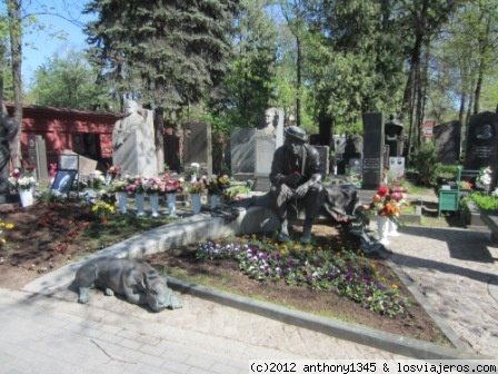 El cementerio de Novodevichi, Moscú
Aparte de contener las tumbas de multitud de rusos ilustres (como Prokofiev o Shostakovich), este cementerio es famoso por ser el lugar donde los artistas soviéticos podían hacer arte que no fuera propagandístico sin el veto del gobierno, encontrando tumbas así de originales...
