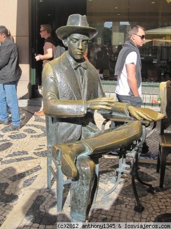 Pessoa tomando un café
Estatua del escritor Fernando Pessoa sentada en un velador de A Brasileira, una de las cafeterías más famosas de Lisboa, en el Chiado.
