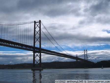 Nubes de lluvia
Imagen del puente 25 de Abril con el Cristo Rey al fondo.
