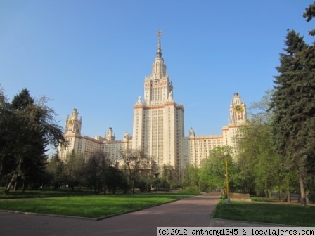 Edificio de la Universidad de Moscú
Rascacielos de la universidad Lomonosov, en la Colina de los Gorriones. Se trata del más alto de los rascacielos stalinistas construídos en los años 50 en estilo neogótico, también llamados las Siete Hermanas.
