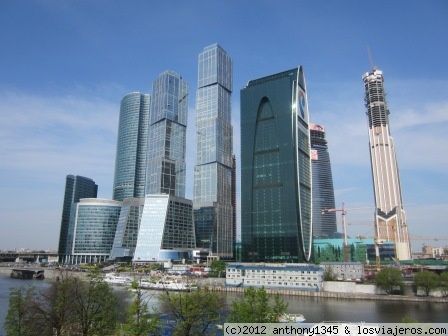 Moscow City,Moscú
Conjunto de los rascacielos del nuevo complejo financiero de Moscú, arracimados en un espacio diminuto. Destacan las dos torres del City of Capitals, donde la torre Moscú, de 300 metros es la más alta. El mirador frente al río mola...
